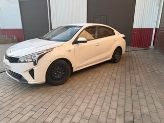2021 Kia Rio IV Рестайлинг, белый, 800000 рублей, вид 1