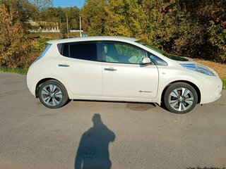 2013 Nissan Leaf I (ZE0/AZE0), белый, 1250000 рублей, вид 3