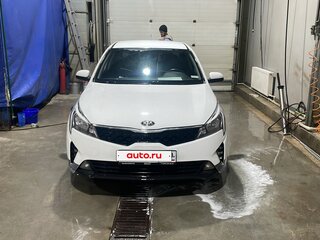 2021 Kia Rio IV Рестайлинг, белый, 1120000 рублей, вид 1