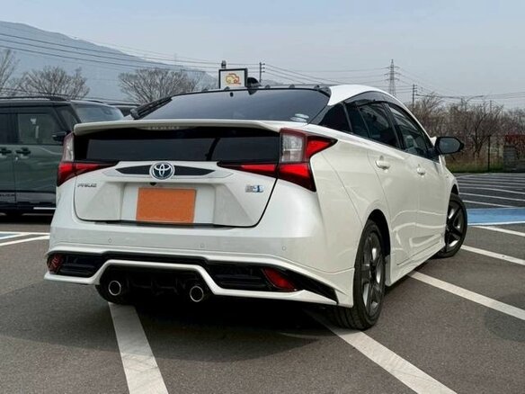 2022 Toyota Prius IV Рестайлинг (XW50), белый, 1560000 рублей - вид 4