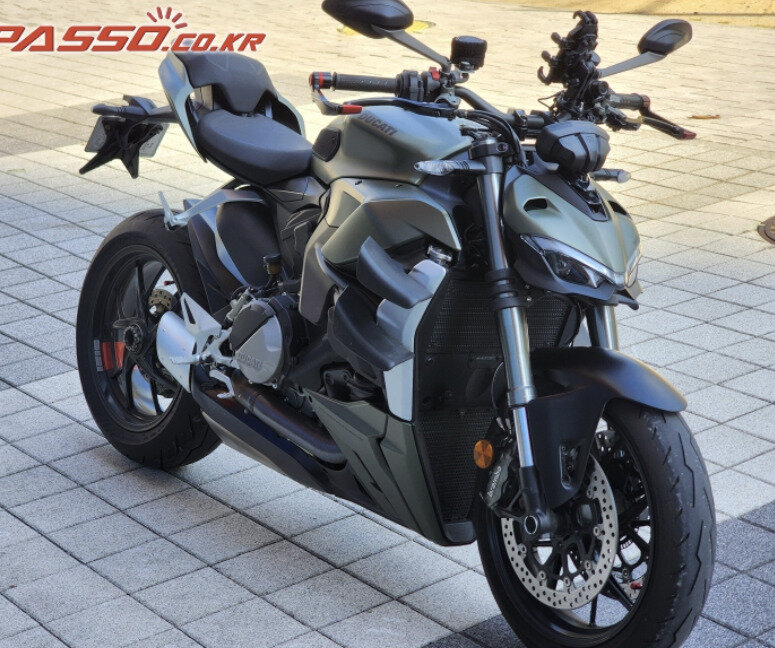 Ducati Streetfighter V2