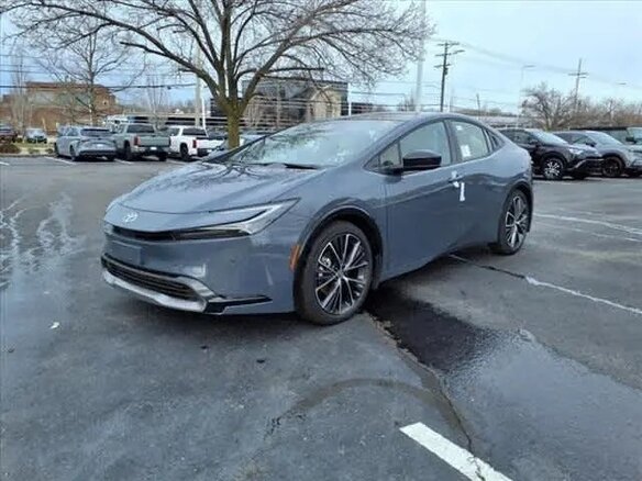 2025 Toyota Prius V (XW60), серый, 4511000 рублей - вид 2