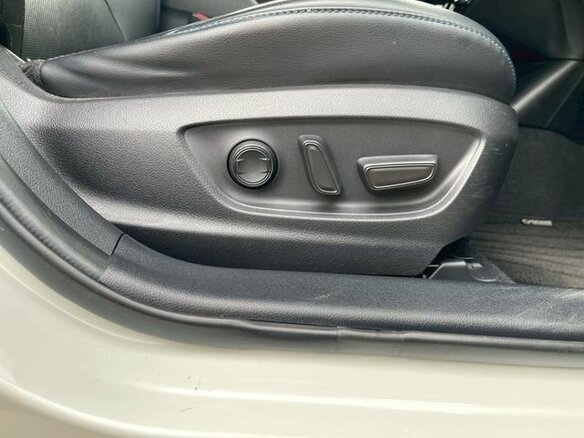 2022 Toyota Prius IV Рестайлинг (XW50), белый, 1560000 рублей - вид 13