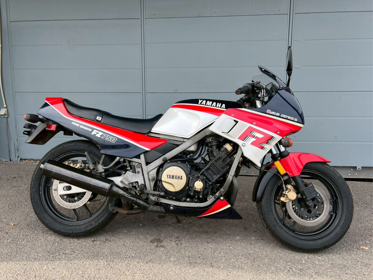 Yamaha FZ750
