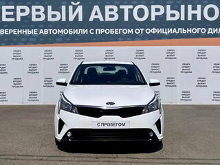 2021 Kia Rio IV Рестайлинг, белый, 1120000 рублей, вид 2