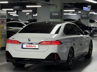 2024 BMW 5 серии 530i xDrive VIII (G60/G61/G68), белый, 5700000 рублей, вид 4