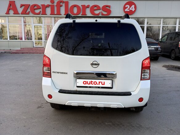 2010 Nissan Pathfinder III Рестайлинг, белый, 1050000 рублей - вид 3