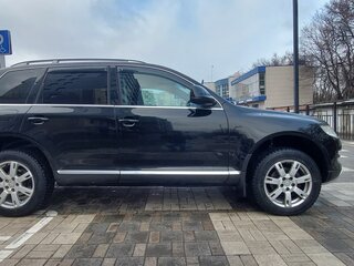 2009 Volkswagen Touareg I Рестайлинг, чёрный, 1050000 рублей, вид 5