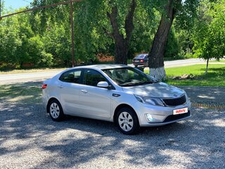 2013 Kia Rio 5-speed III, серебристый, 720000 рублей, вид 4