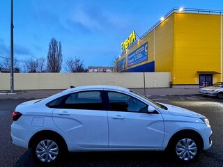 2025 Lada (ВАЗ) Vesta I Рестайлинг (NG), белый, 1590000 рублей, вид 4