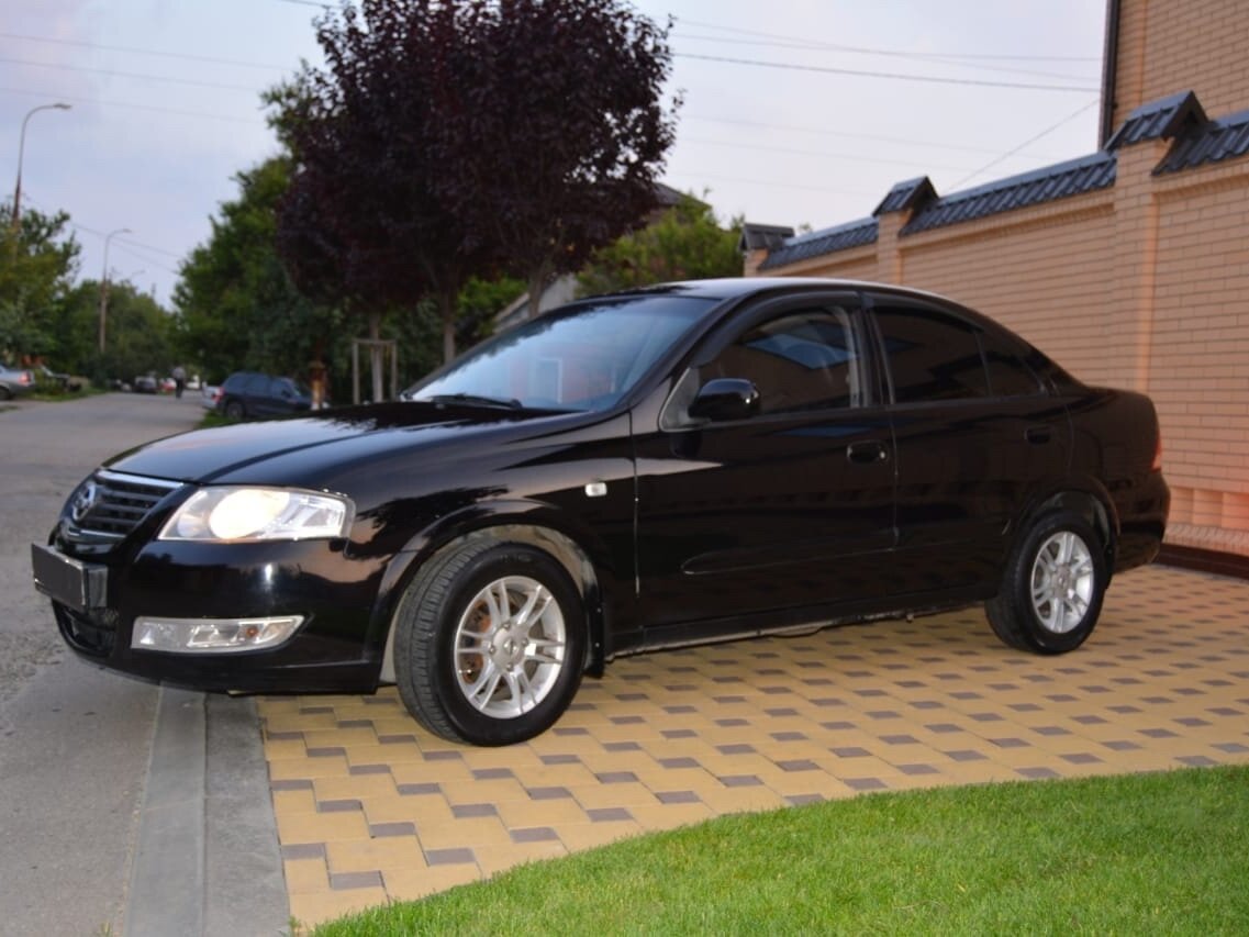 Nissan Almera черная