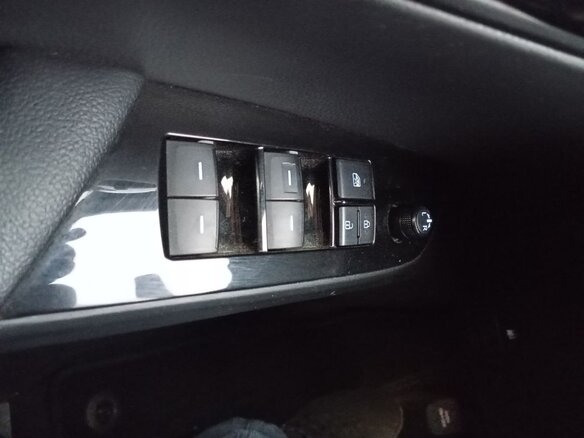 2019 Toyota Prius IV Рестайлинг (XW50), пурпурный, 2500000 рублей - вид 9