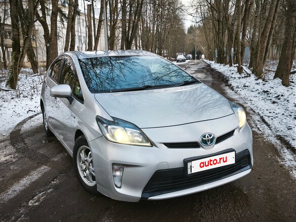 2015 Toyota Prius III Рестайлинг (XW30), серебристый, 1600000 рублей - вид 1