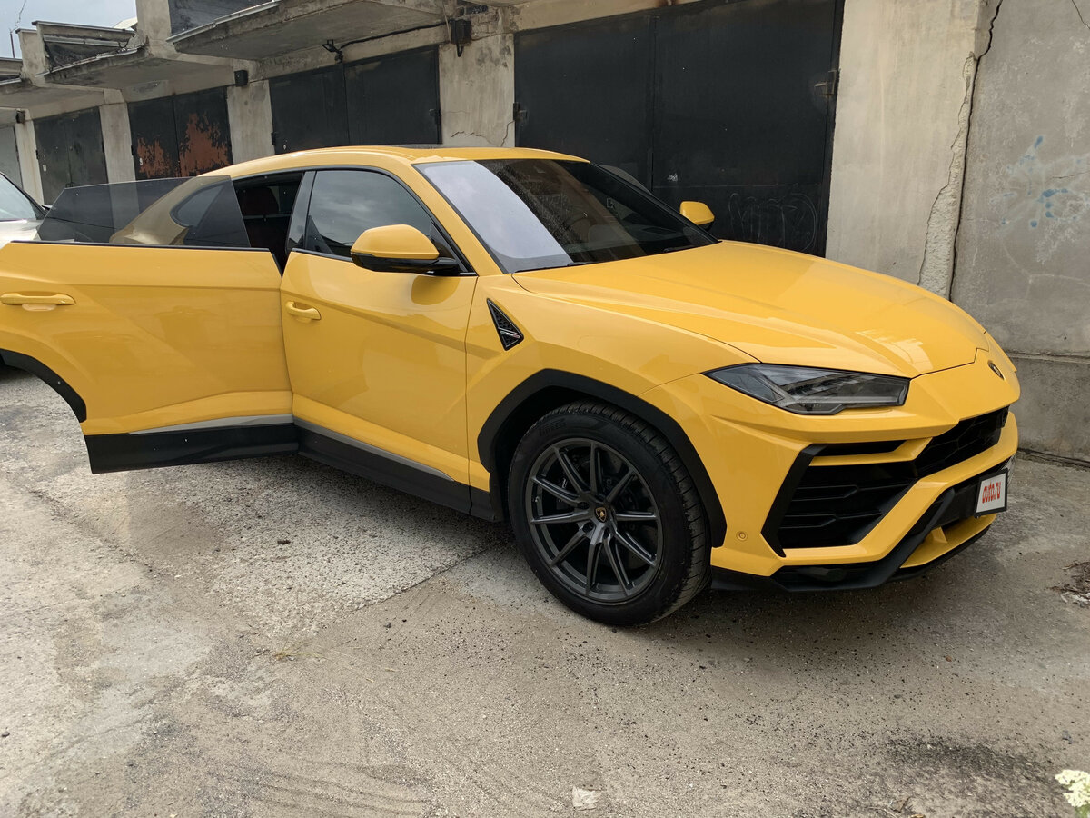 Lamborghini Urus открытые двери
