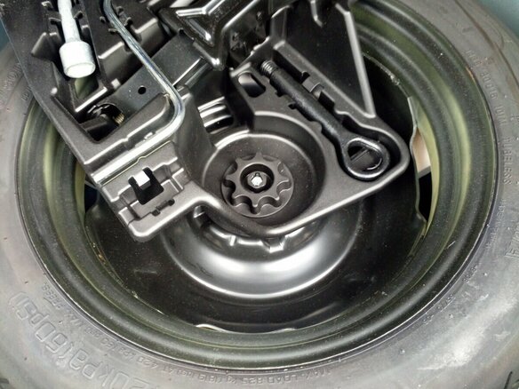 2014 Toyota Prius III Рестайлинг (XW30), синий, 1330000 рублей - вид 3