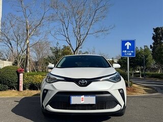2022 Toyota C-HR I Рестайлинг, белый, 1900000 рублей, вид 1