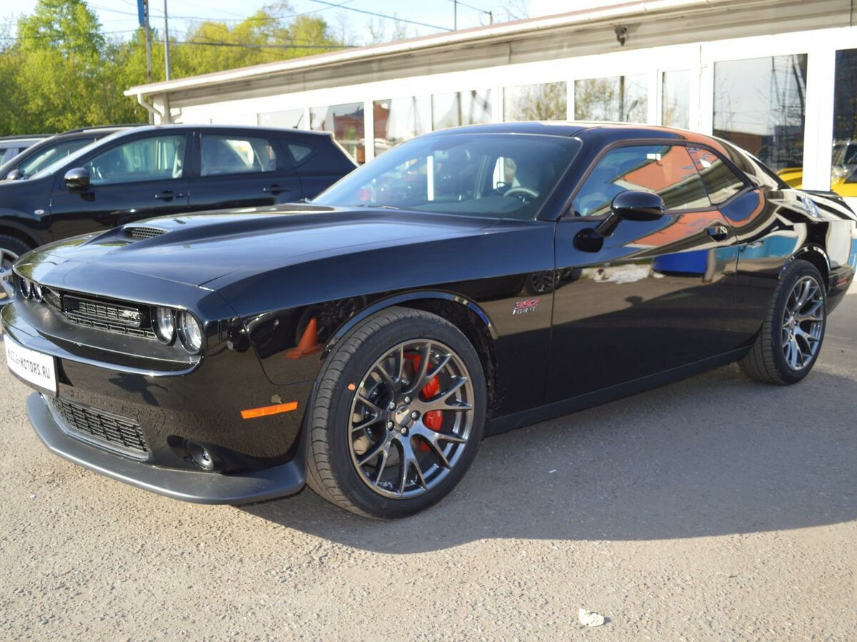 Чёрный dodge Challenger 2016