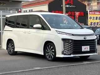 2023 Toyota Voxy IV (R90), белый, 2390002 рублей, вид 2