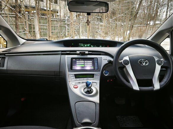 2015 Toyota Prius III Рестайлинг (XW30), серебристый, 1600000 рублей - вид 28