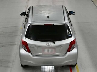 2011 Toyota Vitz III (XP130), серебристый, 670000 рублей, вид 5
