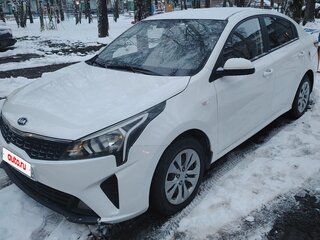 2021 Kia Rio IV Рестайлинг, белый, 1050000 рублей, вид 4