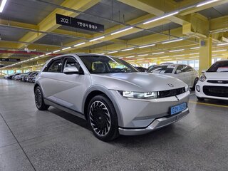 2022 Hyundai IONIQ 5 Standard Range I, серебристый, 2524888 рублей, вид 1