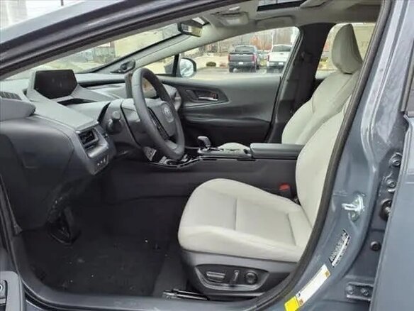 2025 Toyota Prius V (XW60), серый, 4511000 рублей - вид 10