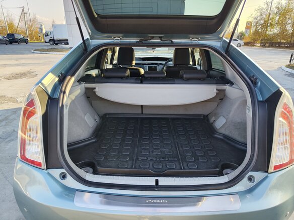 2013 Toyota Prius III Рестайлинг (XW30), голубой, 1050000 рублей - вид 9