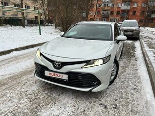 2019 Toyota Camry VIII (XV70), белый, 2650000 рублей, вид 1