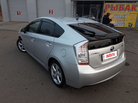 2011 Toyota Prius III (XW30), серебристый, 1299000 рублей - вид 1