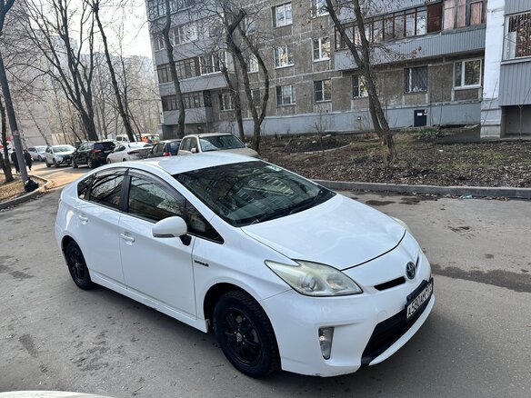 2012 Toyota Prius III Рестайлинг (XW30), белый, 920000 рублей - вид 3