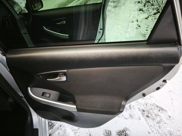 2015 Toyota Prius III Рестайлинг (XW30), серебристый, 1600000 рублей - вид 18