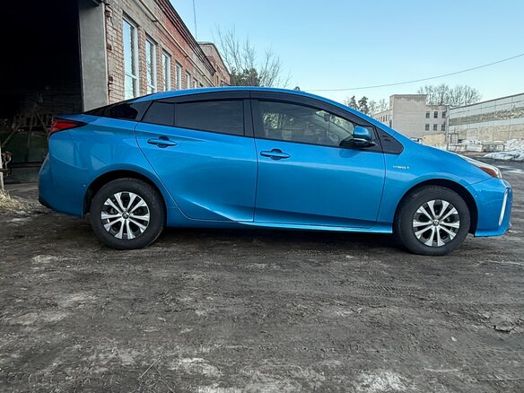 2019 Toyota Prius IV Рестайлинг (XW50), синий, 2600000 рублей - вид 2