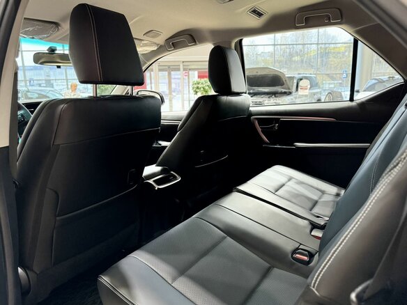 2023 Toyota Fortuner II Рестайлинг, белый, 7500000 рублей - вид 17