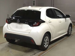 2021 Toyota Yaris IV, белый, 820000 рублей, вид 4