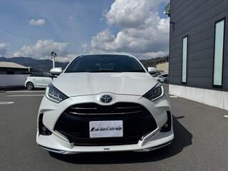 2023 Toyota Yaris IV, белый, 965000 рублей, вид 1
