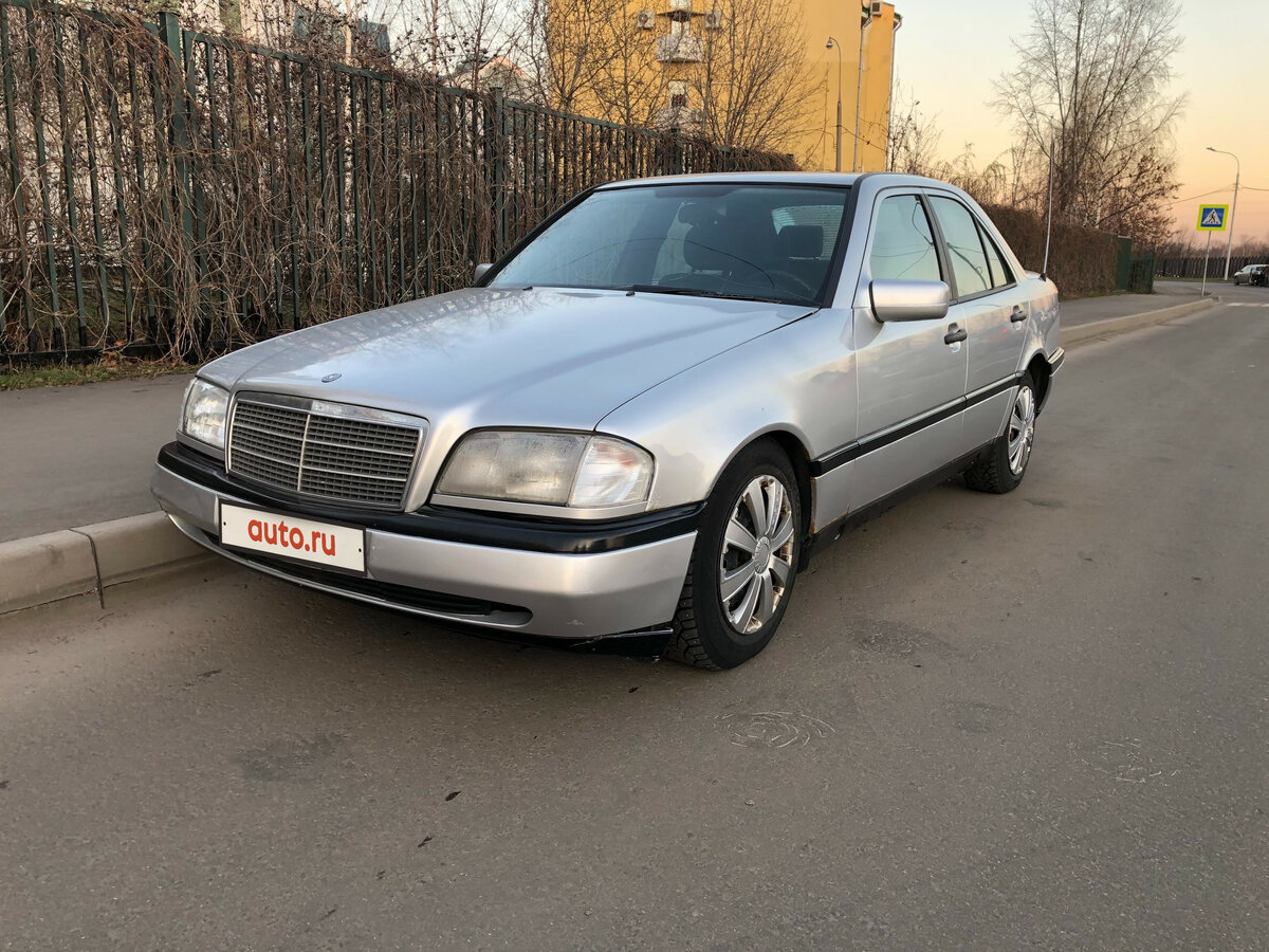 Серебристый Mercedes сечка 180