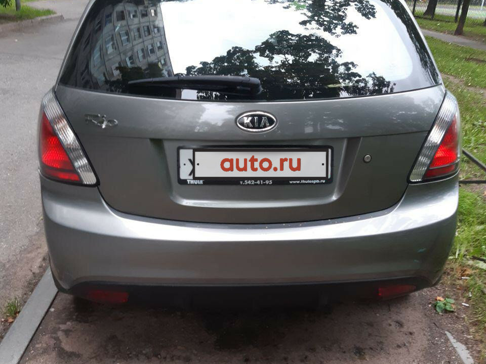 Бір жігіт тұрған қызды жалайды