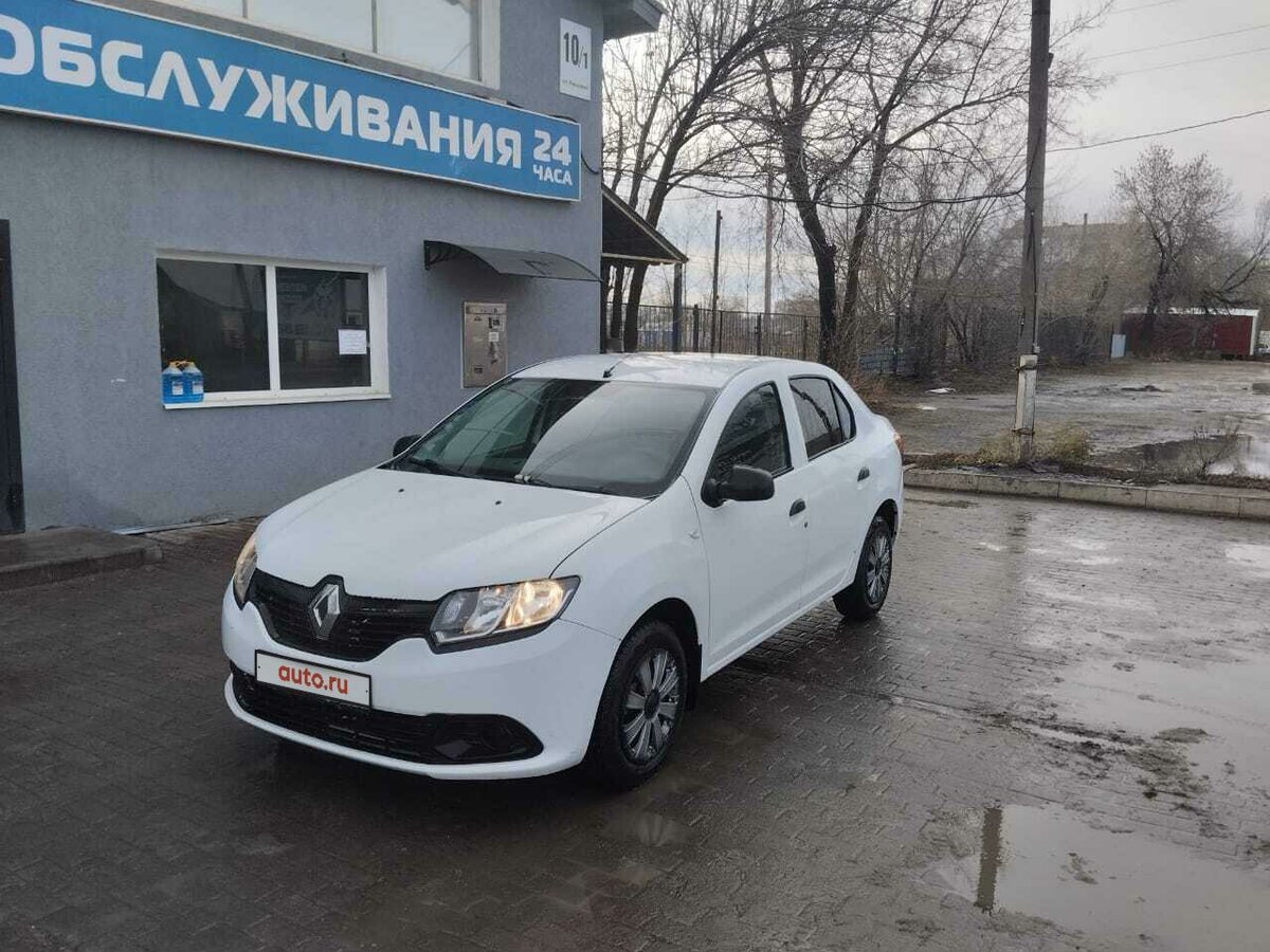 белый логан машина