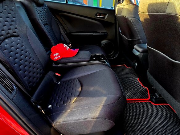 2018 Toyota Prius IV Рестайлинг (XW50), красный, 2700000 рублей - вид 21