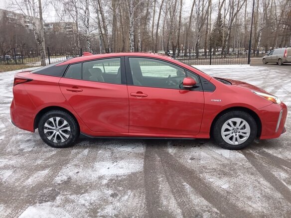 2019 Toyota Prius IV Рестайлинг (XW50), пурпурный, 2500000 рублей - вид 3