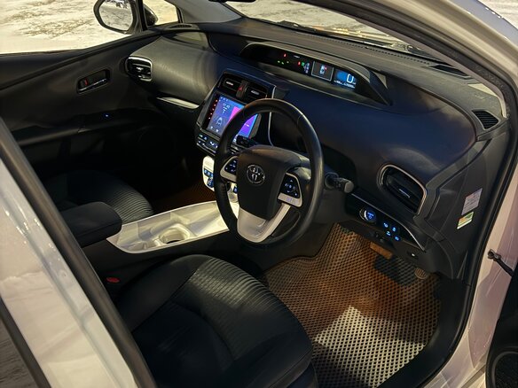 2017 Toyota Prius IV (XW50), белый, 1700000 рублей - вид 7