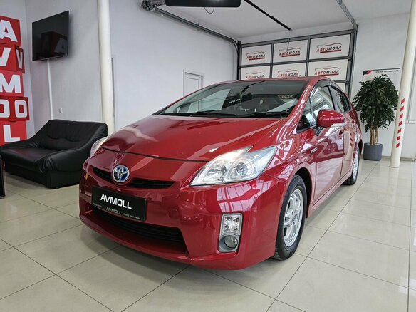 2011 Toyota Prius III (XW30), красный, 999000 рублей - вид 1