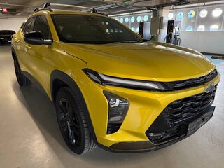 2023 Chevrolet Trax II, золотистый, 1479099 рублей, вид 2