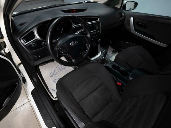 2017 Kia Ceed II Рестайлинг, белый, 1049000 рублей - вид 7