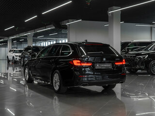 2022 BMW 5 серии 520i VII (G30/G31/G38) Рестайлинг, чёрный, 3440000 рублей, вид 4