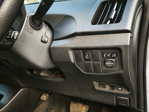 2015 Toyota Prius III Рестайлинг (XW30), серебристый, 1600000 рублей - вид 34