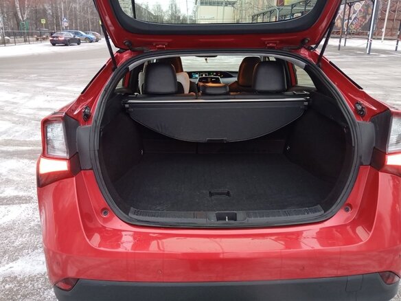 2019 Toyota Prius IV Рестайлинг (XW50), пурпурный, 2500000 рублей - вид 13