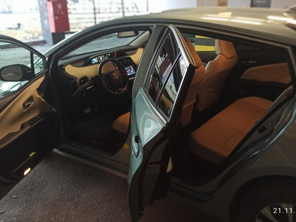 2019 Toyota Prius IV Рестайлинг (XW50), зелёный, 2280000 рублей - вид 5