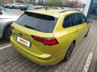 2023 Volkswagen Golf VIII, золотистый, 2082000 рублей, вид 2